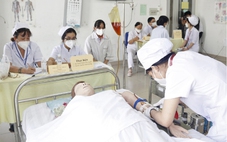 Tìm 'chiếc áo hành chính' hợp lý cho ngành y