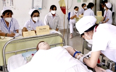 Tìm 'chiếc áo hành chính' hợp lý cho ngành y