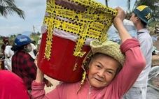 Người Huế gửi thùng cứu trợ kiểu 'túi mù', bà con vùng lũ mở ra cười mà rưng rưng