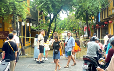 Lụt dâng cao trở lại, phố cổ Hội An vẫn nườm nượp khách