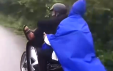 Công an triệu tập nhóm thiếu niên đi xe máy bằng chân, quay clip đăng lên mạng xã hội