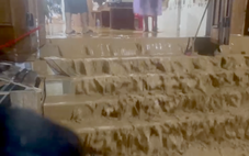 Lũ bùn tràn vào nhà như thác, công an phải leo rào vào nhà gọi dân sơ tán khẩn