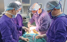 Đá bóng bị ngã, nam thanh niên mất một bên tinh hoàn vì chần chừ đi khám