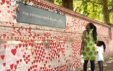 Đài tưởng niệm nạn nhân COVID-19: Những trái tim đỏ bên bờ sông Thames