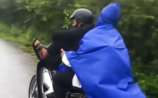 Công an triệu tập nhóm thiếu niên đi xe máy bằng chân, quay clip đăng lên mạng xã hội