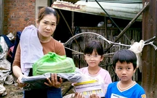 Thương lắm cô trò, mẹ con gom sách vở gửi học sinh vùng lũ