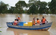 Vượt ngàn cây số từ miền Nam ra nấu ăn cho đồng bào vùng lũ Đà Nẵng