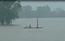 Giải cứu 7 người mắc kẹt giữa đồng ruộng bên sông Hiếu