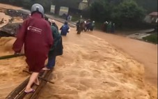 Giáo viên cắm bản vượt lũ trên cầu tạm từ 4 cây gỗ