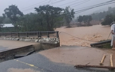 Mưa lớn làm sập mố cầu ở xã vùng cao TP Huế gây chia cắt