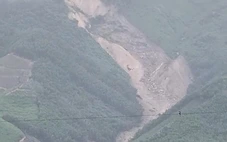 Ngọn núi bị sạt lở dài vài km, 1 người bị đất đá vùi lấp tử vong