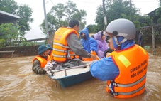 Người dân trung tâm Đà Nẵng giật mình vì nước lũ dâng nhanh sau một đêm