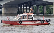 Tìm kiếm tài xế taxi dùng dao tự sát thương trên cầu Sài Gòn rồi rơi xuống sông mất tích