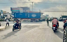 Vợ tử vong, chồng thoát chết sau tai nạn với container