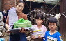 Thương lắm cô trò, mẹ con gom sách vở gửi học sinh vùng lũ