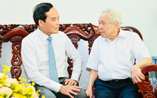 Bí thư Thành ủy TP.HCM Trần Lưu Quang trao tặng Huy hiệu 80 năm tuổi Đảng đến cụ Tạ Đăng Siêu