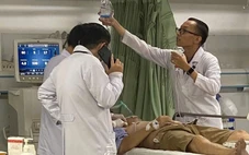 Bác sĩ ép tim, hỗ trợ hô hấp suốt gần 1 giờ cứu bệnh nhân ngưng tim, ngưng thở