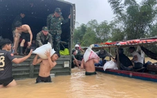 Cõng từng bao gạo tiếp tế cho 3.000 hộ dân vùng sạt lở