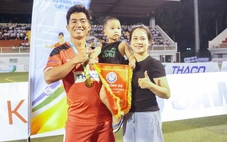 Anh trai đá bóng, vợ 'ngóng' trên sân