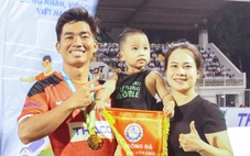 Anh trai đá bóng, vợ 'ngóng' trên sân