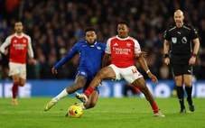 10 người Chelsea cầm chân Arsenal bằng sở trường của đối thủ