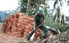Thần tốc xây lại nhà cho dân bị lũ giật sập