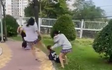 Hai nữ sinh bị bạn học vây đánh ngay cổng trường ở quận 12 cũ