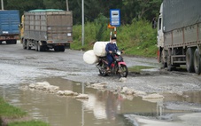 Đường huyết mạch ở Dung Quất nát bấy, vừa lái xe vừa cầu khấn