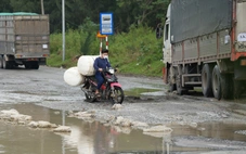 Đường huyết mạch ở Dung Quất nát bấy, vừa lái xe vừa cầu khấn