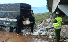 Mật phục bắt quả tang xe tải đổ trộm phế thải dưới cầu Thuận Phước