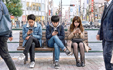 Hai 'mặt' của gen Z: Đời thực chậm chạp, đời mạng lại rất mượt mà?