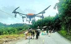Huy động drone cẩu từng bao gạo 60kg bay đến vùng sạt lở