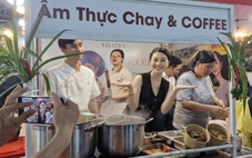 5 ngày hội ẩm thực chay trời mưa tầm tã nhưng bãi xe vẫn quá tải người đến thưởng thức