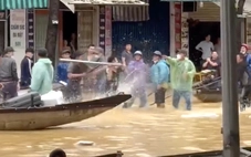 Chủ ghe thuyền giành khách, đánh nhau giữa phố ngập lụt ở Huế, công an vào cuộc