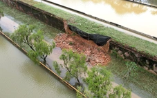 Đại nội Huế bị lũ xô sập cả mảng tường