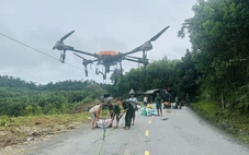 Huy động drone cẩu từng bao gạo 60kg bay đến vùng sạt lở