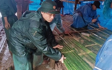 Bộ đội dựng chòi tre giúp người dân tá túc giữa rừng tránh sạt lở