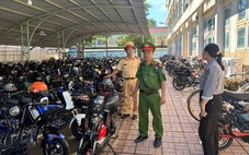 Cảnh sát giao thông TP.HCM phối hợp tổng kiểm tra các bãi xe trong trường học