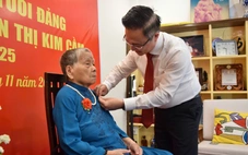 Phó bí thư Đặng Minh Thông trao Huy hiệu 70 năm tuổi Đảng cho cụ Trần Thị Kim Cầm