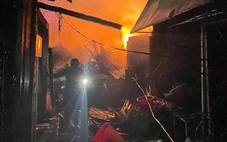 Cháy chợ tại Gia Lai lúc giữa đêm, 86 ki ốt hàng hóa bị thiêu rụi