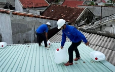 Quân dân xã đảo Nhơn Châu di dời tàu thuyền, giằng néo nhà cửa tránh bão Kalmaegi