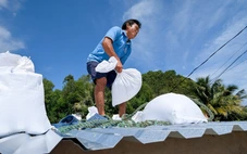 Người dân ven biển chèn bao nước, đá hộc lên mái nhà chống bão Kalmaegi