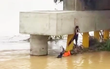 Cứu một người chới với giữa dòng nước xiết sông Thu Bồn