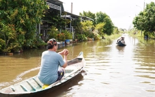 Không phải vùng lũ, dân ven biển Cà Mau vẫn bơi xuồng trên lộ