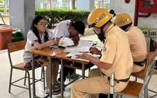 Cảnh sát giao thông TP.HCM kiểm tra bãi xe ở trường học, phát hiện nhiều học sinh vi phạm