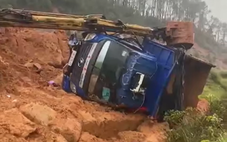 Sạt lở núi xô nghiêng mái múc và xe tải, hai công nhân bị thương