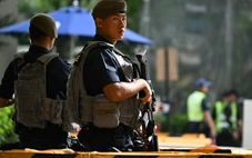 Bùng nổ lừa đảo trực tuyến, Singapore áp dụng luật phạt roi tội phạm