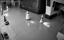 Mạng xã hội Trung Quốc xôn xao đoạn clip robot dẫn đầu cuộc giải thoát cho 12 robot khác