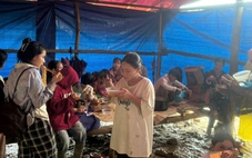 Hết chạy sạt lở, hàng trăm người dân Trà Leng chưa kịp về nhà thì lại sơ tán vì bão số 13