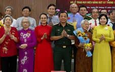 Phường Cầu Kiệu, TP.HCM trao Huy hiệu Đảng cho 30 đảng viên đợt 7-11